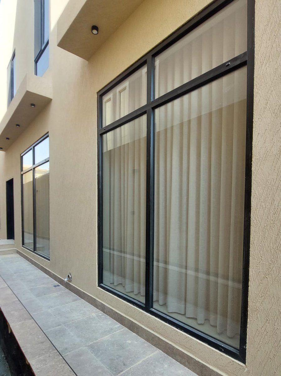 future_windows's tweet photo. من أبرز مميزات نوافذ الـ UPVC إنها تعطيك عزل أفضل للصوت والحرارة، وإحكام أعلى ضد الغبار وتسرب الهواء، بالإضافة إلى تقليل استهلاك التكييف مع راحة أكبر داخل المنزل.
ومع استخدام الزجاج الدبل جلاس، تكون النتيجة هدوء وعزل فعلي تشعر فيه يوميًا، خصوصًا مع أجواء الرياض الحارة والغبار.

من أعمالنا السابقة
تم تركيب مجموعة نوافذ UPVC في حي #نمار
مدينة الرياض
وقد تم استخدام اللون الأسود قطاع ٧٠
زجاج الدور الأرضي شفاف
باقي الأدوار HD Gray Plus

طبعًا الزجاج دبل جلاس عازل

شركة نوافذ المستقبل للصناعة
👌 للاستفسار : 0502244535
