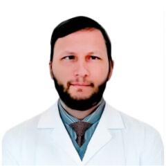 mediazzzona's tweet photo. Бывшего невролога из Петербурга начали судить за антивоенные комментарии, которые сочли военными «фейками» и призывами против безопасности государства

52-летний бывший невролог Михаил Фетисов под стражей с октября 2025 года. Дело завели из-за трех публикаций во «ВКонтакте» в 2022 и 2023 годах:

— Комментарий (прокурор не зачитал его полностью) с прикрепленным видео «Видео инструкция, как правильно сдаваться в плен ВСУ»;

— 19 сентября 2022 года Фетисов назвал на своей странице «ВКонтакте» российских военных «бандитами» и «отребьем», а войну в Украине — «вторжением». Эта публикация — цитата поста украинского журналиста Дениса Казанского;

— Комментарий о том, что российские военные в Буче и Мариуполе «проводили пытки» и «убили героя». В этом посте цитировался текст Леонида Гозмана в «Новой газете».

Фетисов подтвердил, что писал эти слова, но виновным себя не признал:

«Статьи антиконституционные, все [обвиняемые и осужденные] будут со временем реабилитированы, — говорил он в суде. — Россия нарушила все возможные международные соглашения, конвенцию о войне. Придет время и все это будет расммотренно как военные преступления».

Его жена Светлана Добровольская во время допроса рассказала, что во время ковида муж 30 дней был на ИВЛ, ему дали инвалидность 3 группы и пенсию по нетрудоспособности. Сама Добровольская пенсионерка, тоже имеет 3 группу инвалидности, а также «пережила две онкологии и два инфаркта».

Михаил Фетисов. Фото: вполиклинике.рф