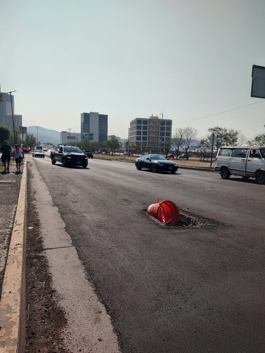 alexcel1970's tweet photo. @qromunicipio 
Súper bache en Junipero Serra a la altura de Juriquilla Santa Fe frente a Farmacia del ahorro. https://t.co/54L3nxNgkU