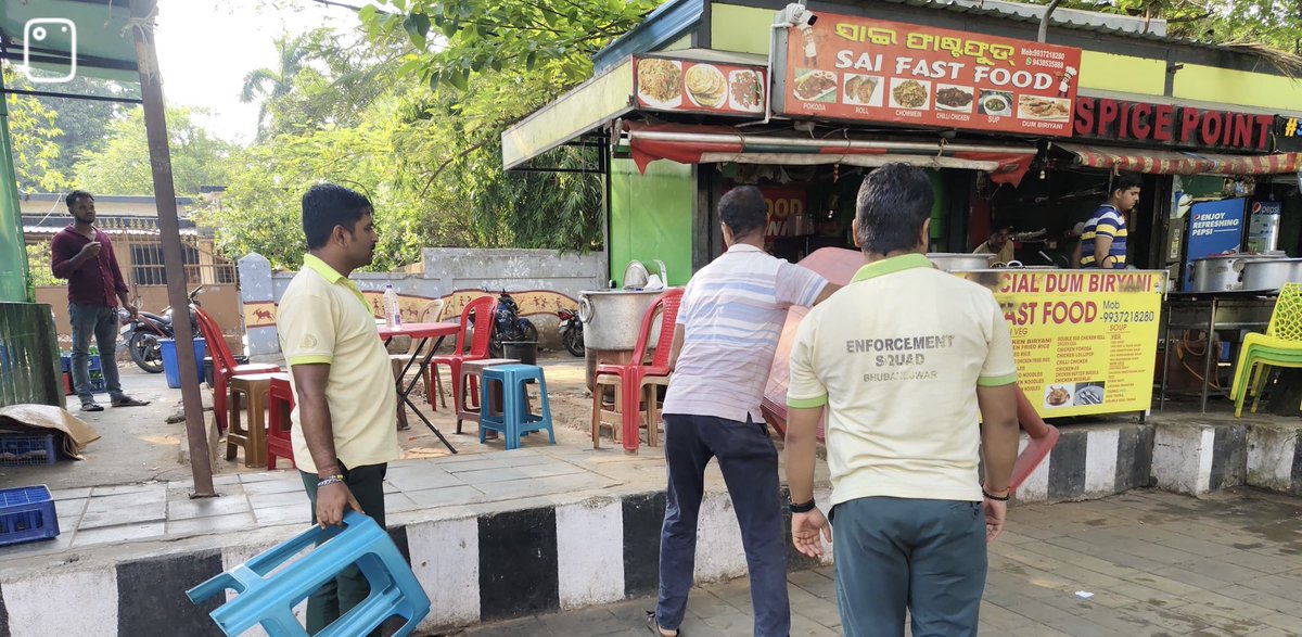 BSCL_BBSR's tweet photo. Enforcement and sanitation inspections are being carried out on Janpath. Shopkeepers are instructed to avoid encroachment and maintain clean surroundings to ensure safe and hygienic public spaces.
#UrbanDiscipline #Sanitation #Janpath https://t.co/N1ixXj9D0Z
