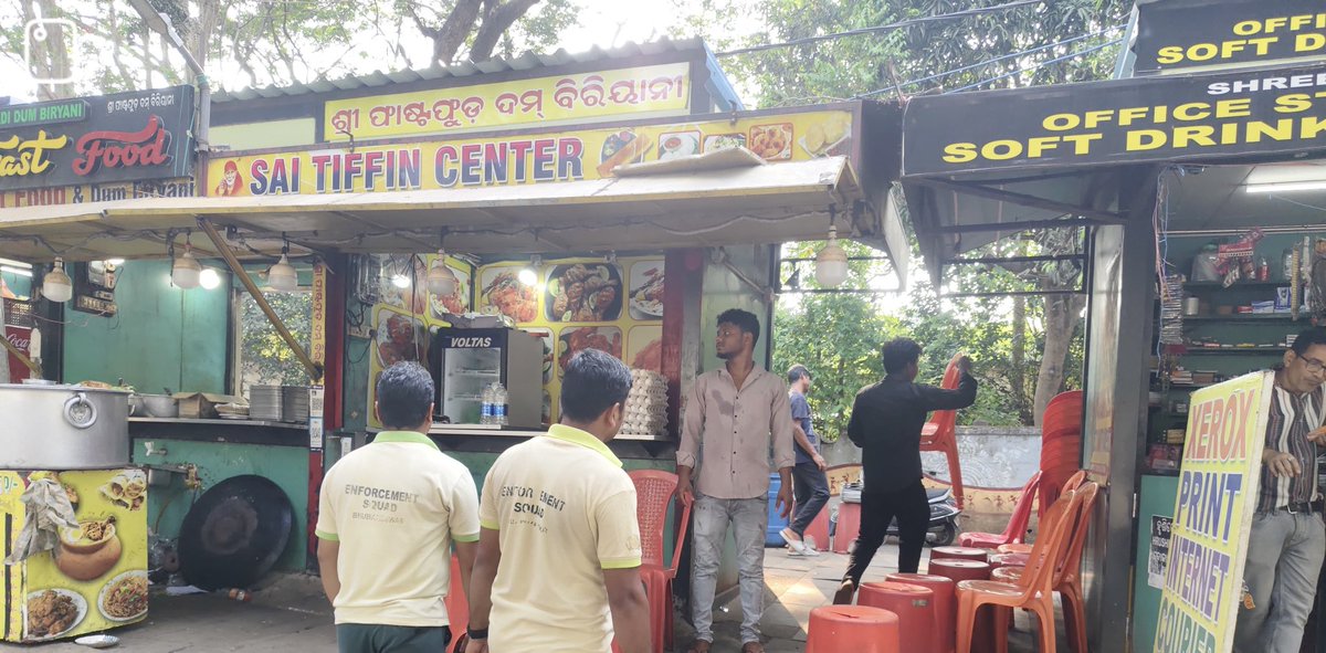 BSCL_BBSR's tweet photo. Enforcement and sanitation inspections are being carried out on Janpath. Shopkeepers are instructed to avoid encroachment and maintain clean surroundings to ensure safe and hygienic public spaces.
#UrbanDiscipline #Sanitation #Janpath https://t.co/N1ixXj9D0Z
