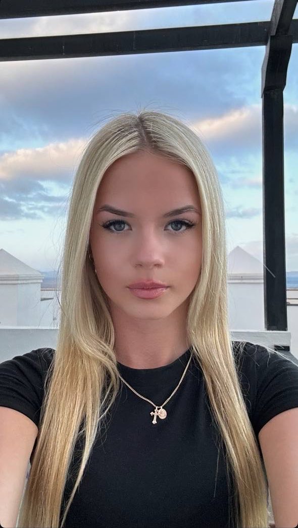 anonymous0123_'s tweet photo. Bethany Kajtar 🔥
#gooner #goon #wank #uk #influencers https://t.co/RwsAUx5kl2