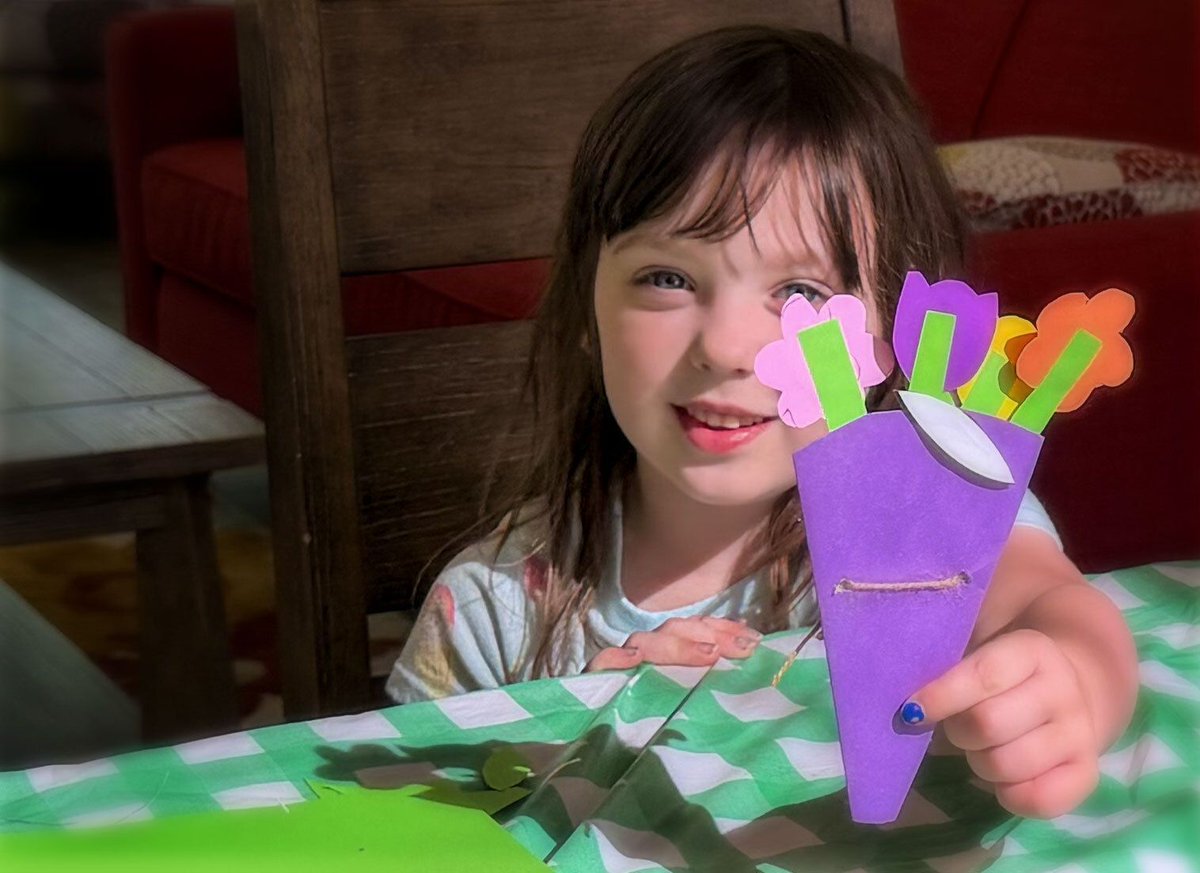 cchoregon's tweet photo. 🌸 Tiny Flowers, Big Smiles–
Kids filled the room with creativity during this month’s Active Kids flower craft activity. One little girl proudly held up her colorful bouquet with the biggest smile on her face. Moments like these help build confidence, creativity, and joy. https://t.co/6r7yUERrGu