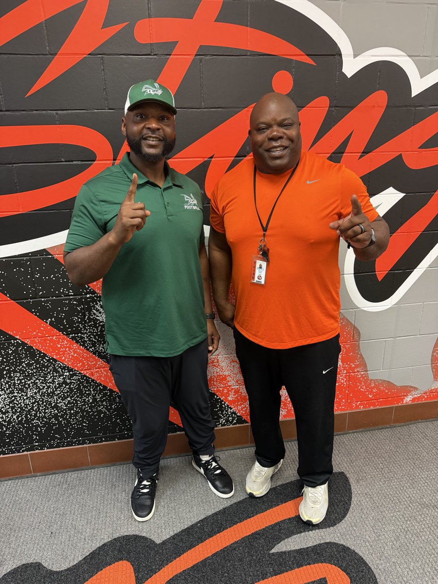 CoachConley66's tweet photo. Special Thanks to Coach Evans for his time!

#Greenline 🟢 🐝 ☝️
#ZoTime ⏰
#100-100 https://t.co/YxQEYT0Et3