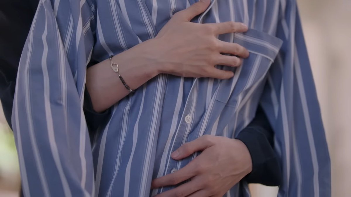 stjp_jee's tweet photo. in’s tiny waist is for thap’s big hands https://t.co/fRH5I9jed4