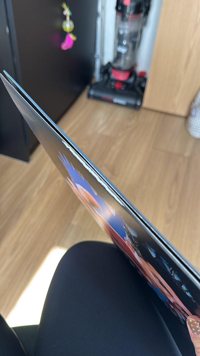 SweetSwift03's tweet photo. Oi @umusicbrasil , comprei um disco pelo canal OFICIAL de vocês na Shopee, recebi o produto rasgado/danificado e ninguém resolve 🤡

A Shopee só oferece reembolso com devolução, mas eu QUERO O DISCO e hoje ele custa quase o dobro do valor que paguei — se devolver, não consigo + https://t.co/J0FmbQGULE