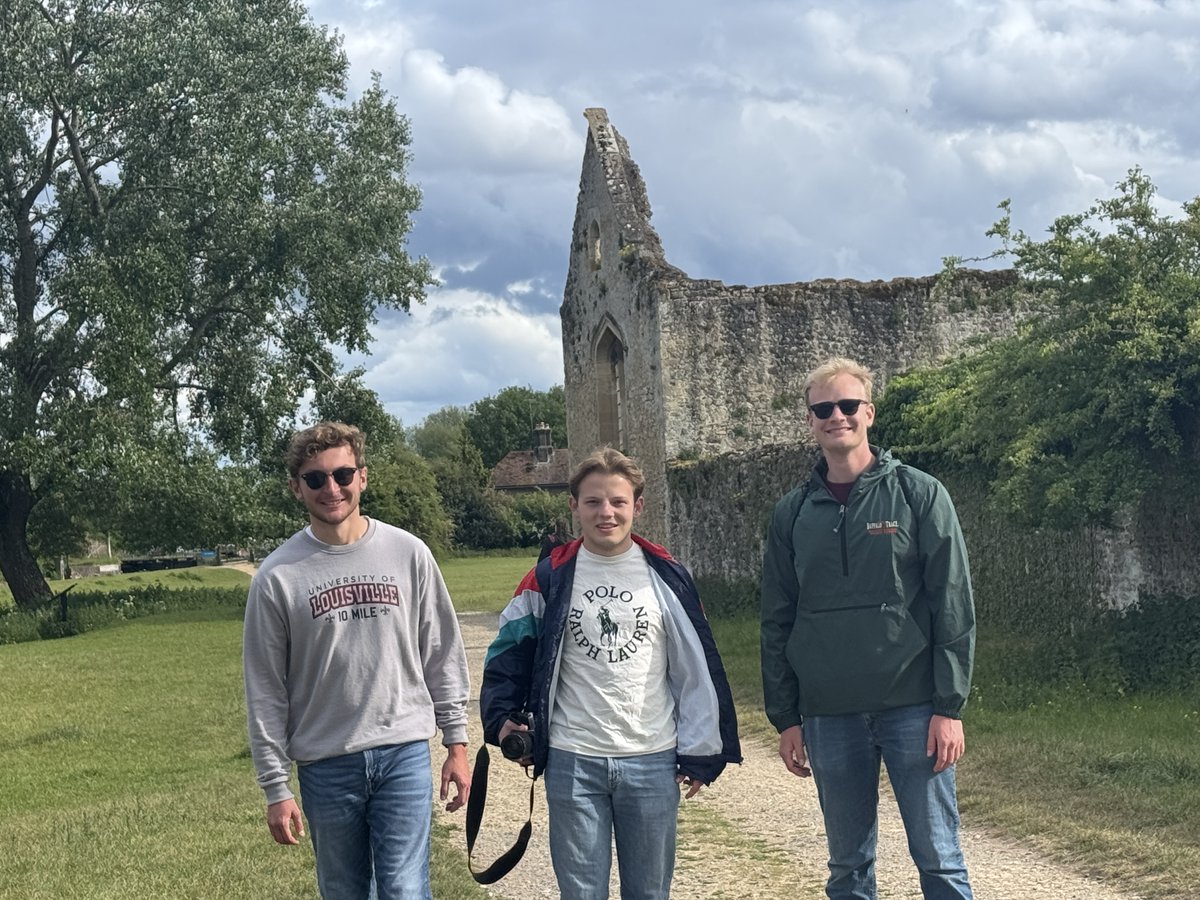 ULmCenter's tweet photo. The Class of 2027 is across the pond! 🇬🇧 After an incredible time in Italy, they’re now exploring the historic streets of London and Oxford. Next stop: Edinburgh, Scotland, to wrap up the final leg of their journey. https://t.co/8gFIJvY55W