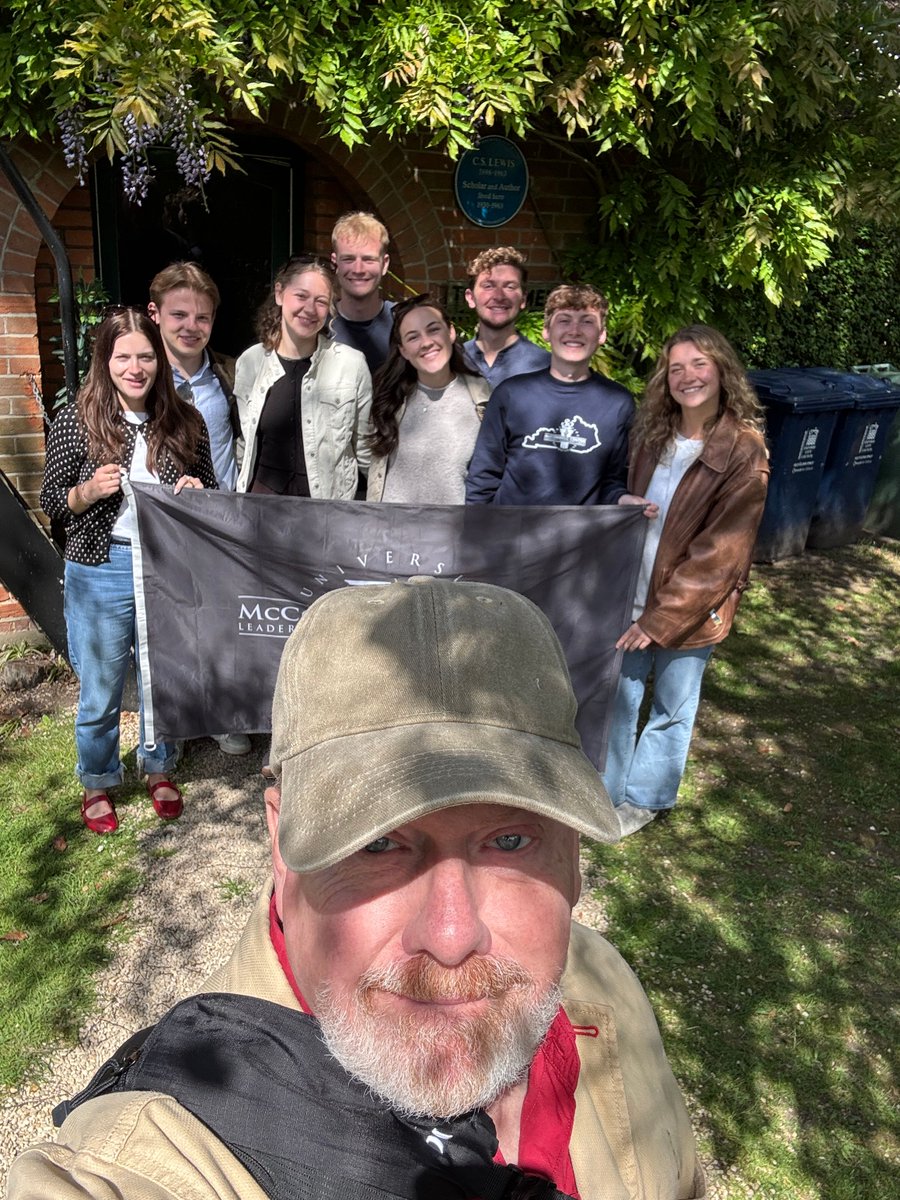 ULmCenter's tweet photo. The Class of 2027 is across the pond! 🇬🇧 After an incredible time in Italy, they’re now exploring the historic streets of London and Oxford. Next stop: Edinburgh, Scotland, to wrap up the final leg of their journey. https://t.co/8gFIJvY55W