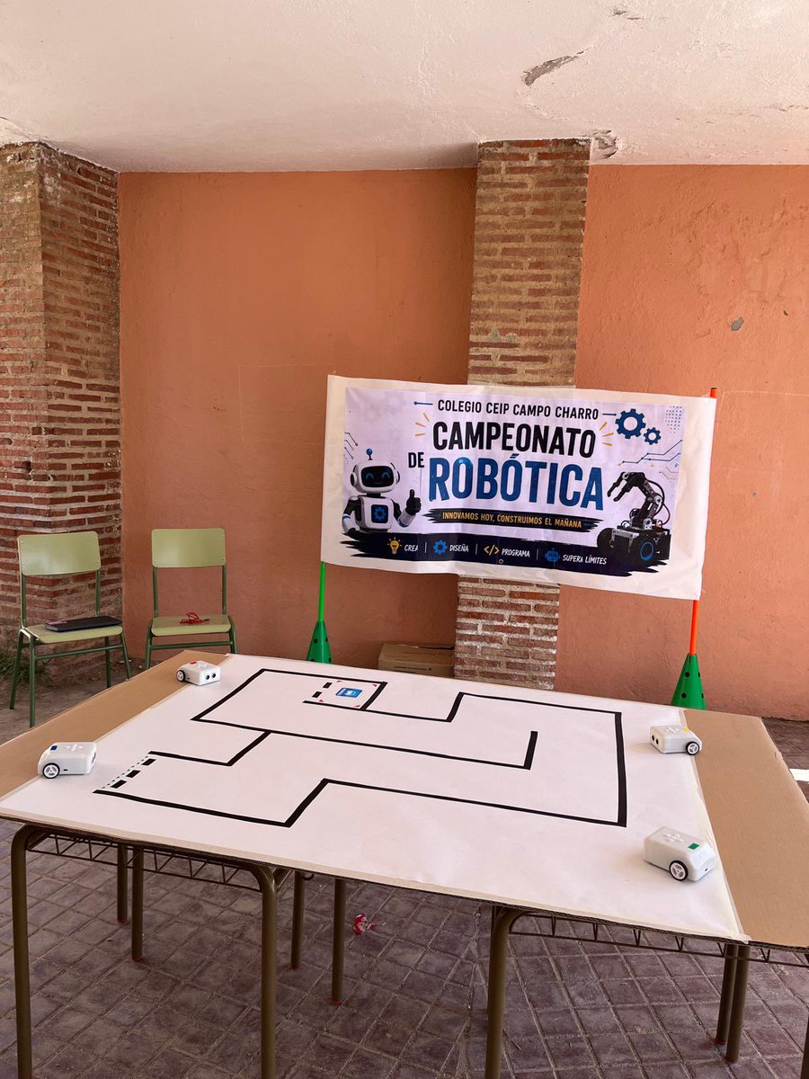 ceipcampocharro's tweet photo. Inmersos en nuestro #CampeonatodeRobótica  🤖 🧑‍💻 ¡Qué nervios! 🤩🤩#LenguajeComputacional #Robótica #CompetenciaDigital #CompeticiónSana #Convivencia #PatiosDiferentes #RecreosDivertidos #somoscampocharro #creandopiña https://t.co/Sv19hf6Czi