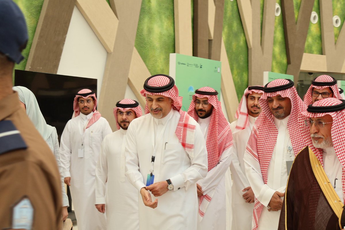 RawafedFintech's tweet photo. من قلب الحدث 🚀
انطلق اليوم الأول من معرض روافد فنتك بحضور معالي رئيس جامعة الإمام محمد بن سعود الإسلامية.
حيث يلتقي الابتكار بمستقبل التقنية المالية.

#روافد_فنتك
#حيث_تلتقي_المالية_بالتقنية https://t.co/U6kbA54eY8