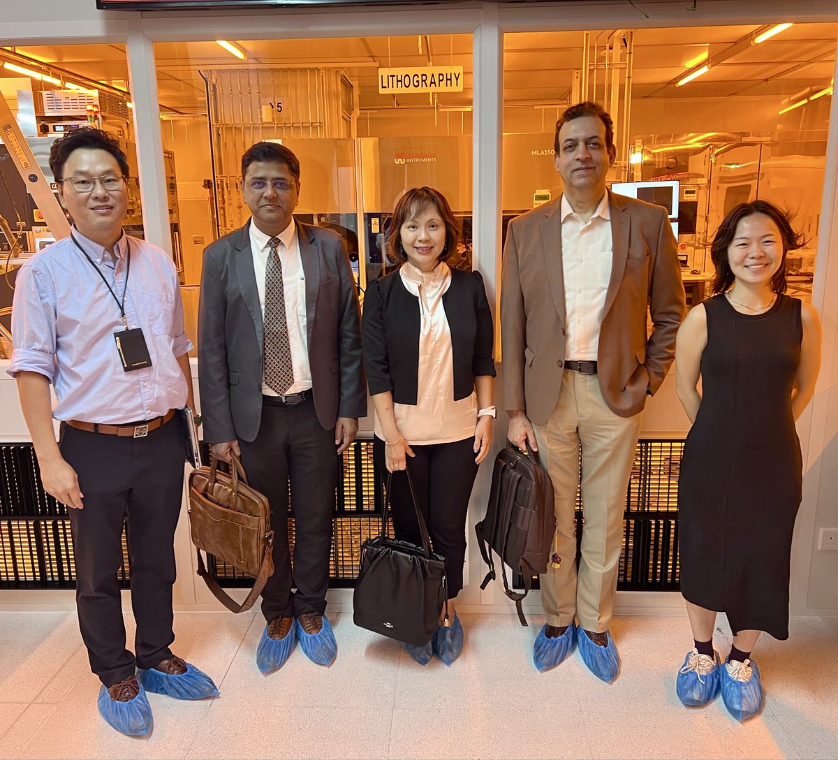 awasthi_bob's tweet photo. A pleasure to visit @ASTARsg with @SSIA_semicon &amp; @HCI_Singapore today

🇮🇳 🇸🇬 have an enabling MoU &amp; there are many collaborations in the offing

Looking forward to a number of them in the future

#GaNonSi #Semicon #CriticalTech 

@chakranewz @SemiconIndia @MEDEPC @MEAIndia https://t.co/33vTsemASK