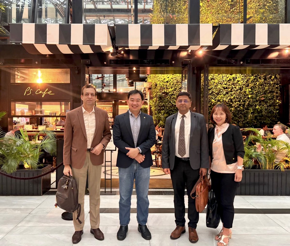 awasthi_bob's tweet photo. A pleasure to visit @ASTARsg with @SSIA_semicon &amp; @HCI_Singapore today

🇮🇳 🇸🇬 have an enabling MoU &amp; there are many collaborations in the offing

Looking forward to a number of them in the future

#GaNonSi #Semicon #CriticalTech 

@chakranewz @SemiconIndia @MEDEPC @MEAIndia https://t.co/33vTsemASK
