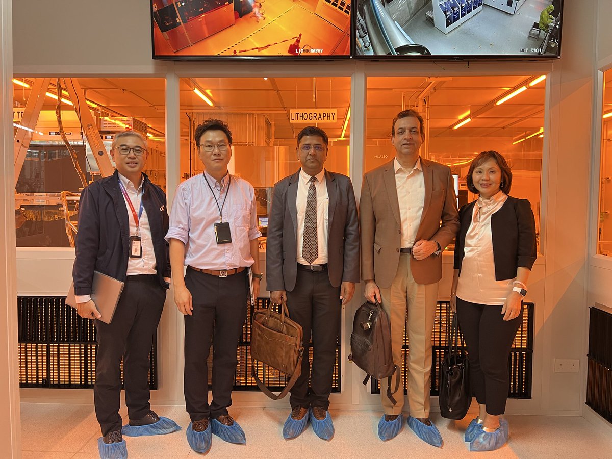 awasthi_bob's tweet photo. A pleasure to visit @ASTARsg with @SSIA_semicon &amp; @HCI_Singapore today

🇮🇳 🇸🇬 have an enabling MoU &amp; there are many collaborations in the offing

Looking forward to a number of them in the future

#GaNonSi #Semicon #CriticalTech 

@chakranewz @SemiconIndia @MEDEPC @MEAIndia https://t.co/33vTsemASK