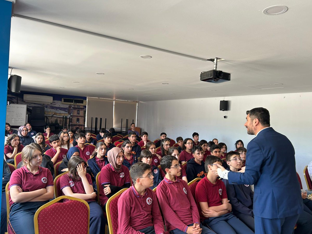 bcfoo16's tweet photo. Bugünün öğrencileri, yarının güçlü bireyleri…   

Okulumuzda düzenlediğimiz “Kariyer Günleri” programında öğrencilerimizi, Fatih Sultan Mehmet Vakıf Üniversitesi Öğretim Görevlisi Av. Öğr. Gör. İdris Kaydul ile buluşturduk.
@GurhanCokgezer @MetinSEZER_16
@Osmangazi_MEM https://t.co/lWwF5NElhG