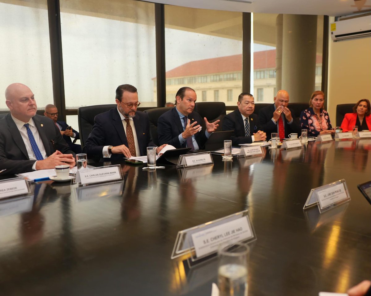 embpanamasgp's tweet photo. El ministro de Asuntos Exteriores de Singapur, S.E. Dr.  Vivian Balakrishnan, llegó al Palacio Bolívar para una reunión bilateral con el ministro de Relaciones Exteriores de Panamá, S.E. Javier Eduardo Martínez-Acha Vásquez. https://t.co/29G3lJR9rW