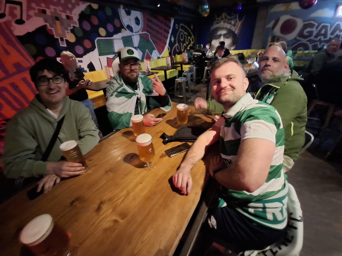 Celtic_FR's tweet photo. Je rentre en ce moment chez moi après un week-end inoubliable. Un match de légende qui me laissera des souvenirs pour la vie. Fêter ce titre et partager ça avec les @FrenchCelts sera gravé à tout jamais.
Glasgow est unique, le Celtic magique. 🏆🍀 @RomainLoison5 #FrenchCelts 🇫🇷🍀 https://t.co/JOlC0F7vkg