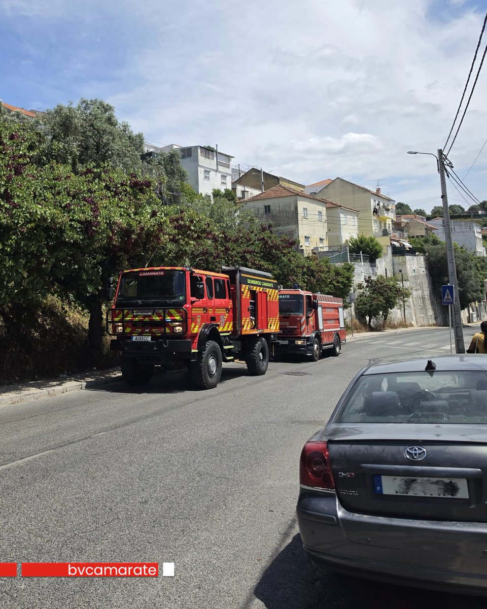 BVCamarate's tweet photo. 🕒 15:00
📍 Catujal
🔥 Incêndio em detritos 
🚒 1 Veículo Especial de Combate a Incêndios 
🚒 1 Veículo Tanque Tático Urbano
👩‍🚒 7  Bombeiros 

Seja qual for a missão, estamos sempre prontos. 💪 https://t.co/9sewinPm7I