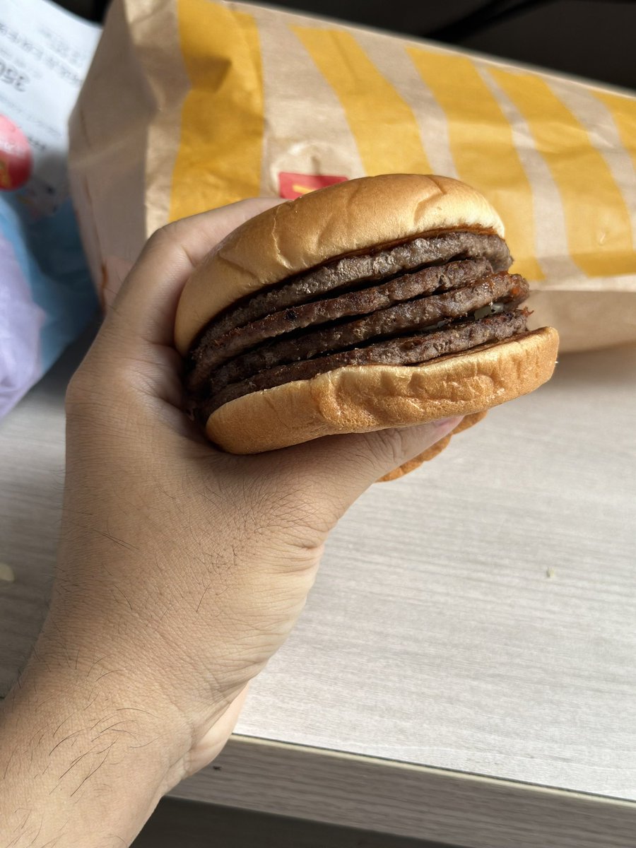 TheQiCheng's tweet photo. 🍔🍔🍔🍔🍔 https://t.co/QqGpdN9xZj
