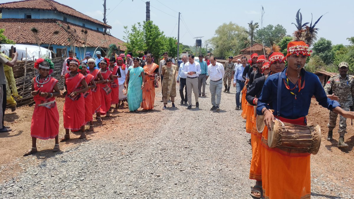 JJMNarayanpur's tweet photo. भारत सरकार के अतिरिक्त सचिव एवं राष्ट्रीय मिशन संचालक, जल शक्ति मंत्रालय श्री कमल किशोर सोन ने गांव पहुंचकर पेयजल योजनाओं और घरेलू नल कनेक्शनों का किया निरीक्षण
ढोल-मांदरी, पारंपरिक स्वागत और मड़िया पेज सहित स्थानीय व्यंजनों से अतिथियों का किया गया आत्मीय अभिनंदन। @jaljeevan_ https://t.co/NCMalG8Ajc