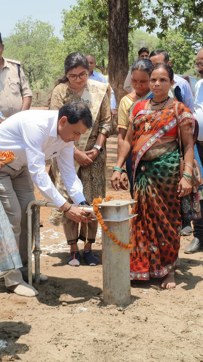 JJMNarayanpur's tweet photo. भारत सरकार के अतिरिक्त सचिव एवं राष्ट्रीय मिशन संचालक, जल शक्ति मंत्रालय श्री कमल किशोर सोन ने गांव पहुंचकर पेयजल योजनाओं और घरेलू नल कनेक्शनों का किया निरीक्षण
ढोल-मांदरी, पारंपरिक स्वागत और मड़िया पेज सहित स्थानीय व्यंजनों से अतिथियों का किया गया आत्मीय अभिनंदन। @jaljeevan_ https://t.co/NCMalG8Ajc
