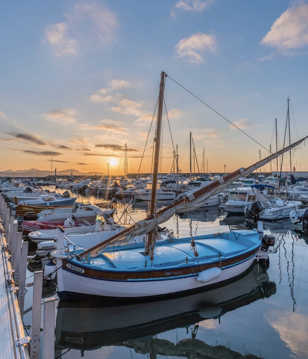 frejustourisme's tweet photo. Quand la journée s’éteint doucement sur le #port
À #SaintAygulf, le #soleil glisse à l’horizon, les #bateaux se balancent à peine, et les reflets dorés viennent apaiser le regard.
Un instant suspendu, entre #mer et lumière, où tout semble ralentir.
#coucherdesoleil  #mediterranee https://t.co/eFbt8K8Feh
