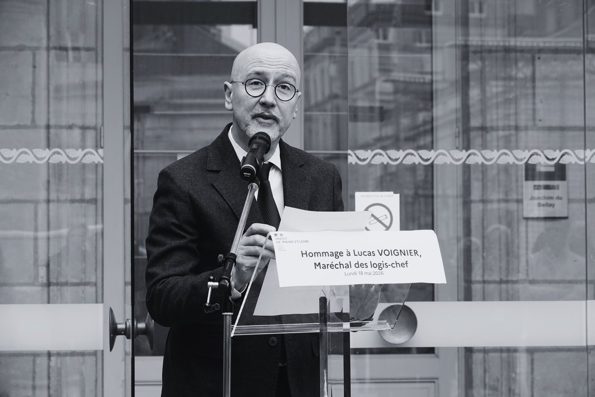 Prefet49's tweet photo. 🇫🇷 En #hommage au maréchal des logis-chef Lucas VOIGNIER, décédé le 9 mai 2026 dans l’exercice de ses fonctions, les agents de la préfecture de Maine-et-Loire ainsi que ceux du Conseil départemental se sont associés à la minute de recueillement organisée en sa mémoire🙏 https://t.co/moKmK69yDp