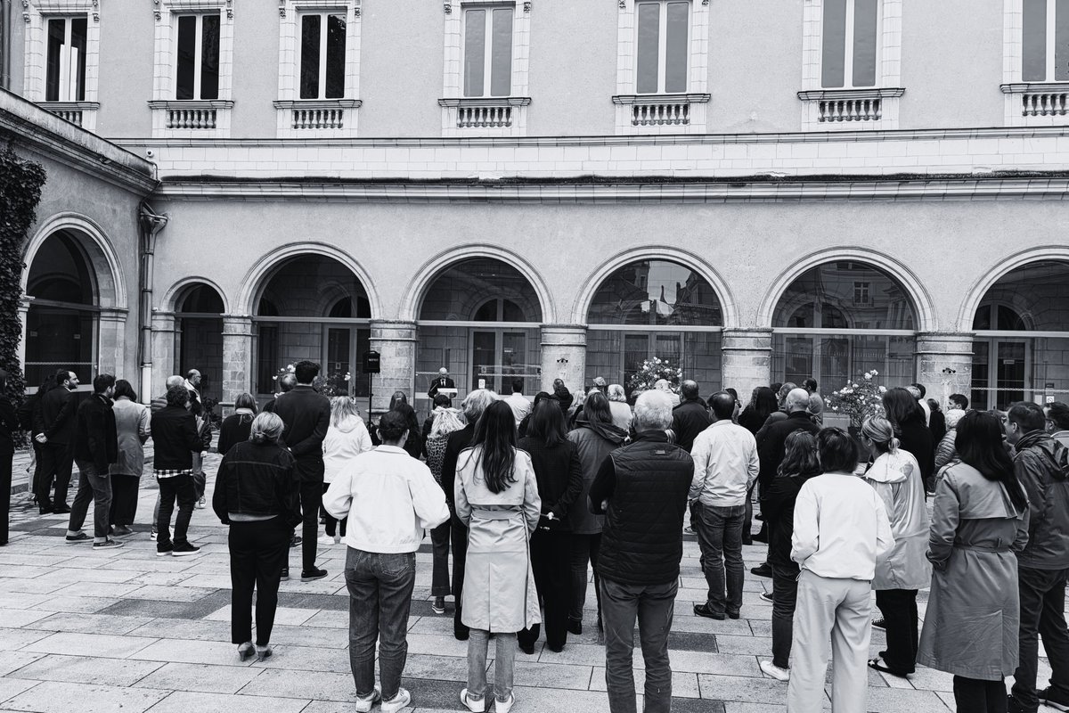 Prefet49's tweet photo. 🇫🇷 En #hommage au maréchal des logis-chef Lucas VOIGNIER, décédé le 9 mai 2026 dans l’exercice de ses fonctions, les agents de la préfecture de Maine-et-Loire ainsi que ceux du Conseil départemental se sont associés à la minute de recueillement organisée en sa mémoire🙏 https://t.co/moKmK69yDp