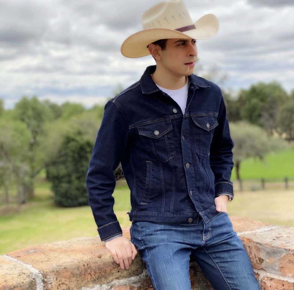 ZurcHigh's tweet photo. @CurrentRevolt Checks
#brokeback https://t.co/1Lb1ULWK9X