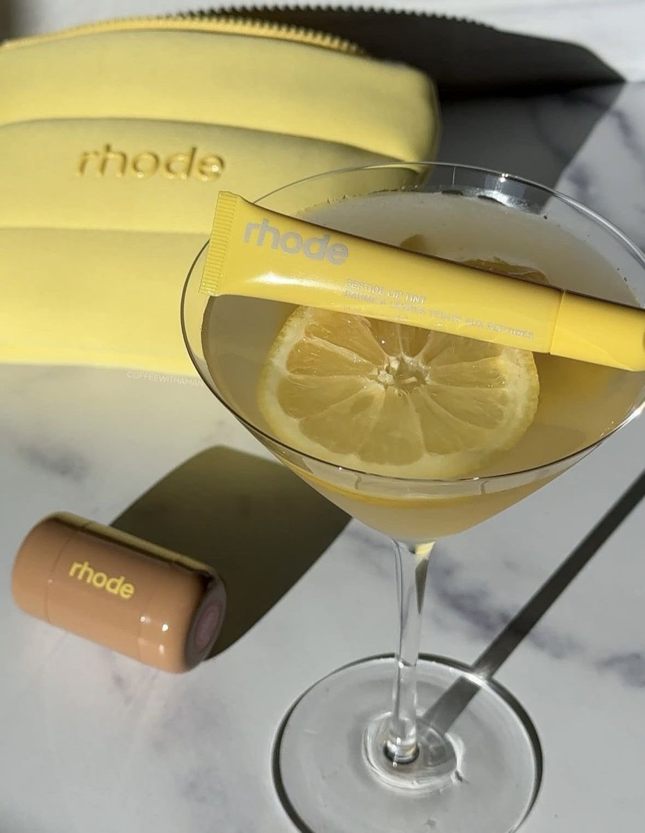 Diorgirlx's tweet photo. every girl needs her rhode products https://t.co/eZxe7mplwd