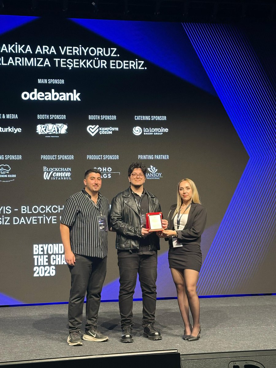 RlayHub's tweet photo. 15 Mayıs’ta @isublockchain tarafından düzenlenen Beyond The Chain ’26 etkinliğinde yer almaktan ve kurucumuz Sinancan Öztürk’ün (@sinancanw) konuşmacı olarak sahnede bulunmasından memnuniyet duyduk.

Etkinlik boyunca blokzincir ekosistemine ilgi duyan birçok öğrenci ve katılımcıyla bir araya gelerek sektörün geleceği, kariyer fırsatları ve topluluk odaklı yapıların önemi üzerine verimli sohbetler gerçekleştirdik.

Davetleri ve misafirperverlikleri için organizasyon ekibine çok teşekkür ederiz. Türkiye’de blokzincir alanında üretmek isteyen gençlerin sayısını görmek, ekosistem adına umut verici.