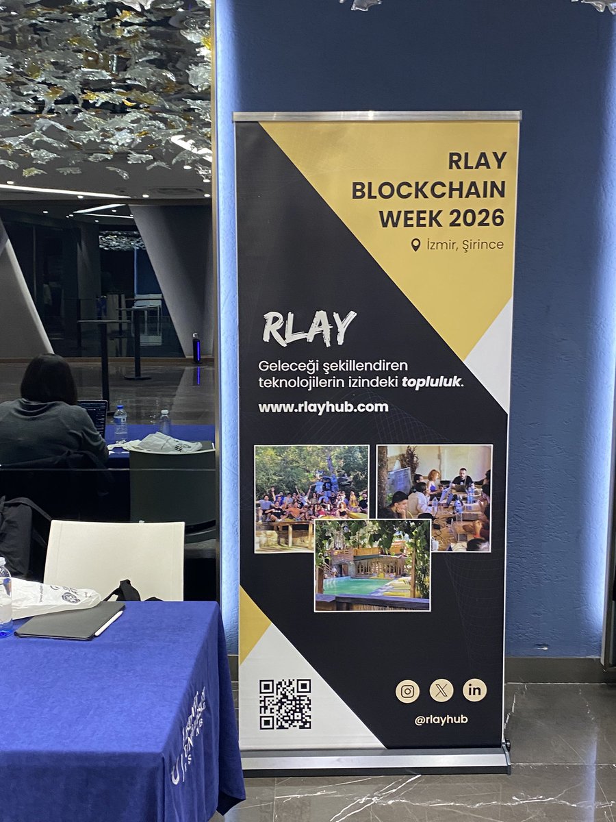 RlayHub's tweet photo. 15 Mayıs’ta @isublockchain tarafından düzenlenen Beyond The Chain ’26 etkinliğinde yer almaktan ve kurucumuz Sinancan Öztürk’ün (@sinancanw) konuşmacı olarak sahnede bulunmasından memnuniyet duyduk.

Etkinlik boyunca blokzincir ekosistemine ilgi duyan birçok öğrenci ve katılımcıyla bir araya gelerek sektörün geleceği, kariyer fırsatları ve topluluk odaklı yapıların önemi üzerine verimli sohbetler gerçekleştirdik.

Davetleri ve misafirperverlikleri için organizasyon ekibine çok teşekkür ederiz. Türkiye’de blokzincir alanında üretmek isteyen gençlerin sayısını görmek, ekosistem adına umut verici.