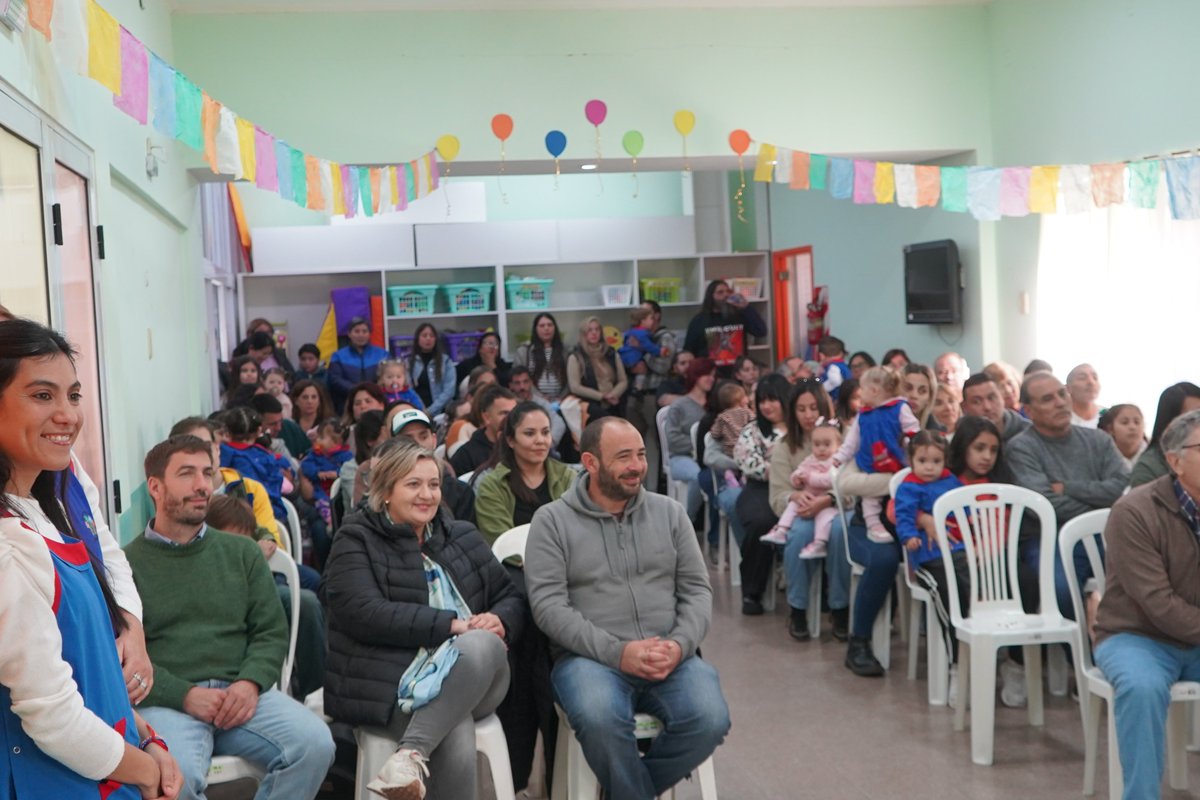 munimercedes's tweet photo. 20° aniversario del Jardín Maternal Municipal N°1  ❤️

Celebramos dos décadas de trabajo, amor y compromiso con las infancias, junto a un gran equipo de docentes y trabajadoras que día a día acompañan el crecimiento de nuestras niñas y niños con dedicación y ternura. https://t.co/kZq0fTmBQM