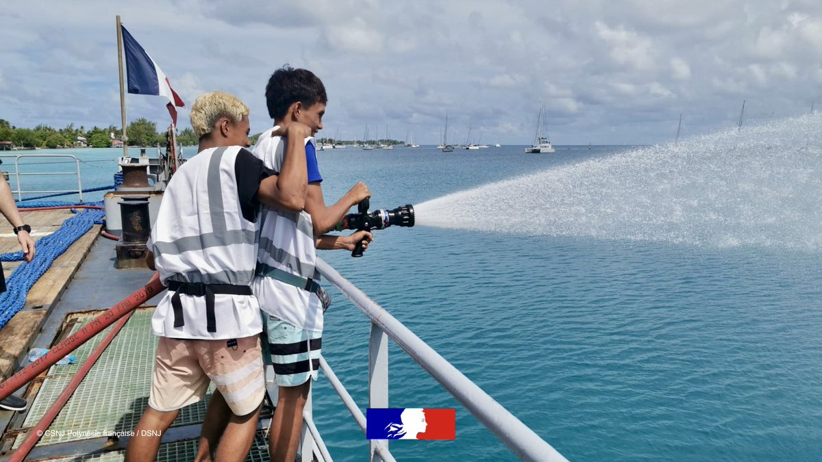 DSNJeunesse's tweet photo. En Polynésie française, organiser la #JDC est un défi logistique quotidien : aller jusque dans les îles les plus isolées, à plusieurs centaines de kilomètres, pour rencontrer la jeunesse polynésienne et lui garantir cette expérience citoyenne malgré l’immensité du territoire. https://t.co/olNUVkMTds