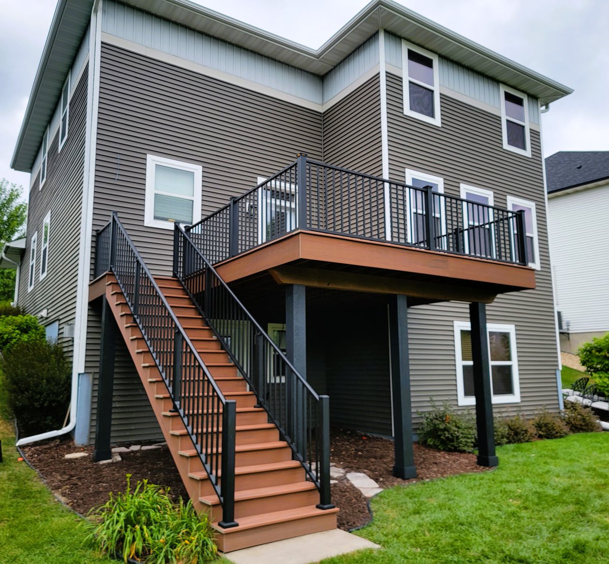 LindusCon's tweet photo. 👏 Ross’s new deck was designed with both style and function in mind.

This project includes @timbertechABP AZEK decking in Mahogany, a matching picture frame border, black Westbury Tuscany railing, wrapped support posts, and low-voltage LED post cap lighting.💦

#homeimprovement https://t.co/EysPF627kr