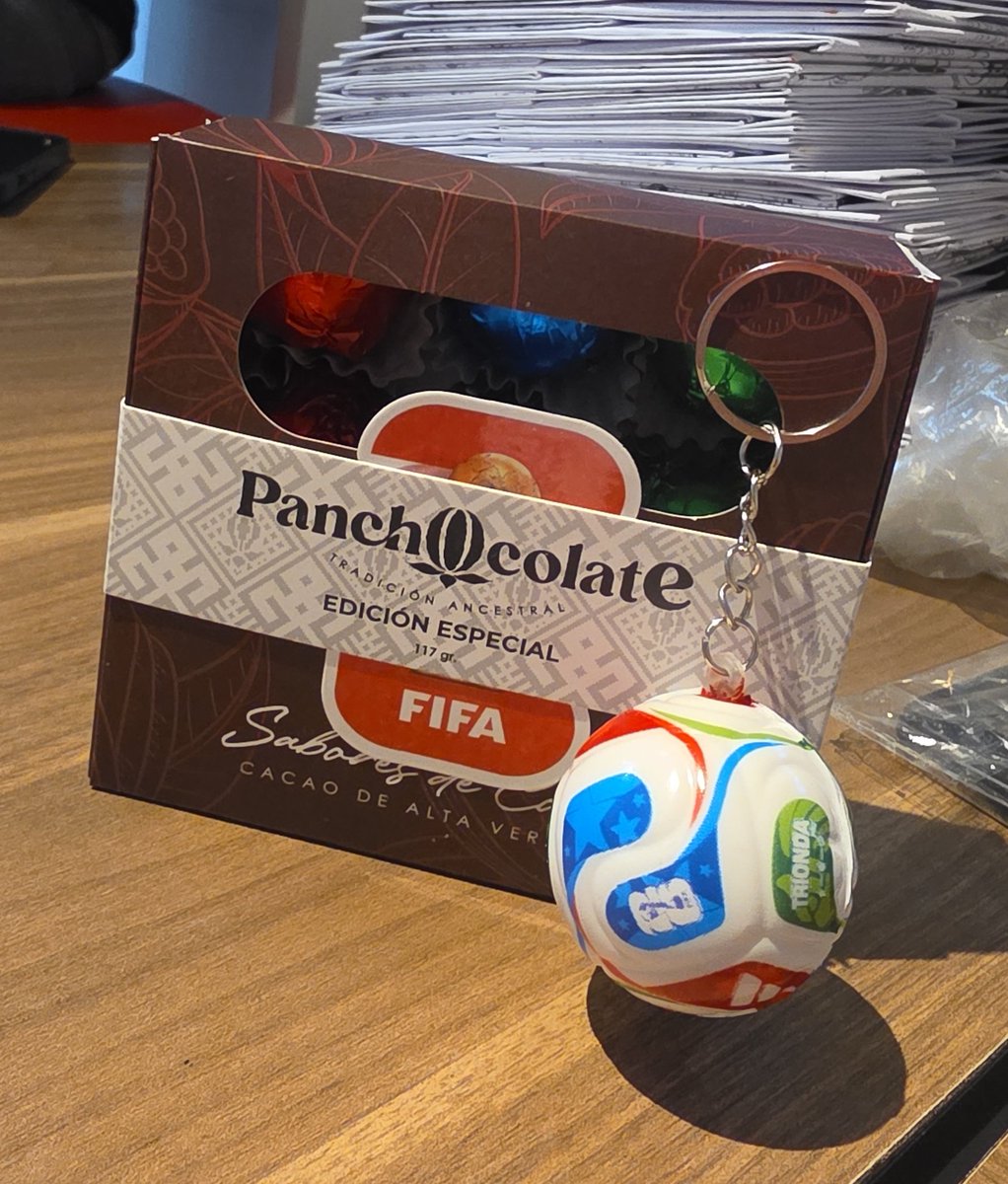 panchete_fusca's tweet photo. Ya lista la edición mundialista de Panchocolate, chocolate relleno de mantequilla de maní, dulce de leche y leche condensada, cada caja trae un pequeño balón del mundial 2026 y un stickers conmemorativo. https://t.co/e38FQMpYRz