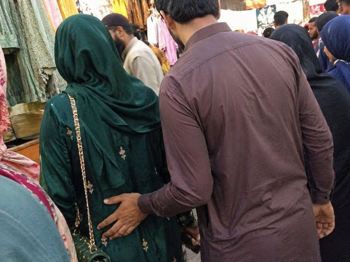 Zain74779's tweet photo. بھرے بازار میں پیچھے ھاتھ پھیرنے والوں کے ٹھرک کا بھی الگ ھی لیول ھے
پتہ نہیں کیا حاصل ہوتا انکو کوئی بتا سکتا ہے ؟؟؟ https://t.co/SuhFIF2YPy