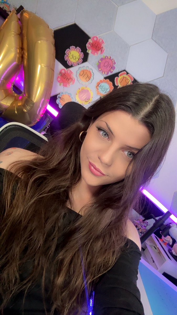LizSwitch tweet media