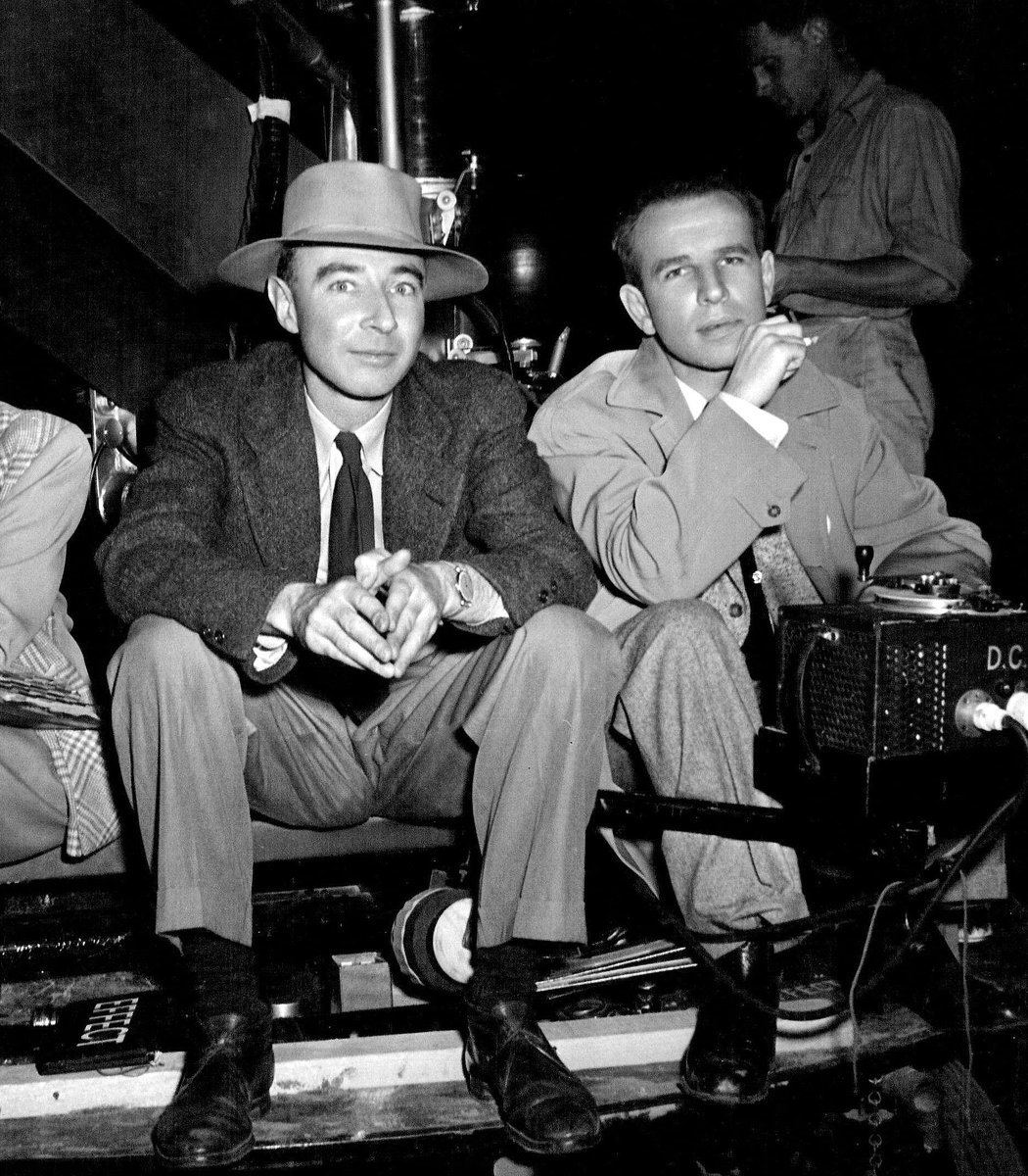 a_picture_plain's tweet photo. Hume Cronyn with J. Robert Oppenheimer​ on the set "The Beginning or the End" in 1946

#art
#artwork
#artmattersandthings
#artappreciation
#artistlife
#photography
#cinema
#film
#ontheset
#movie
#moviemonday
#humecronyn
#jrobertoppenheimer
#american
#artist
#actor https://t.co/d1uPOvTxTo
