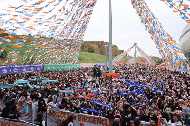 avaliguney's tweet photo. Kocaeli teşkilatlarımızın emeği ve hemşehrilerimizin güçlü desteğiyle Cumhurbaşkanımızı şehrimizde ağırlamanın mutluluğunu yaşadık.

Durmak yok, yola devam 🇹🇷 https://t.co/lh2h5gLXYo