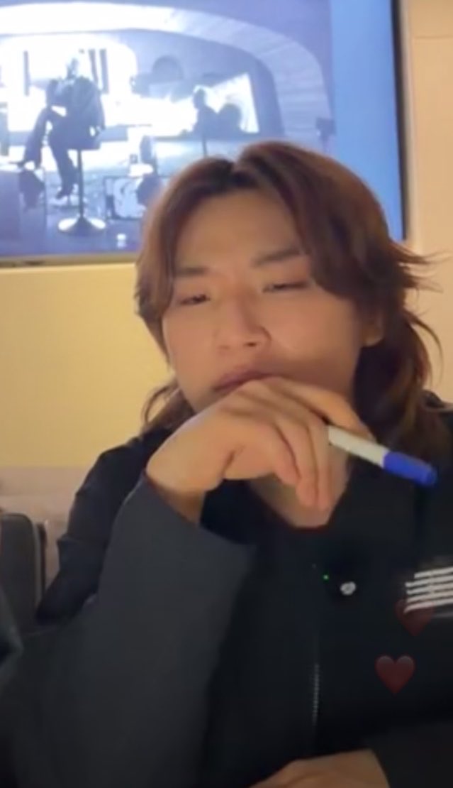 stargirlroro_'s tweet photo. stumbled across this random youtuber doing a reaction vid to quintessence i think he's fine does anybody know his name👀 https://t.co/sk6MCOLbTF
