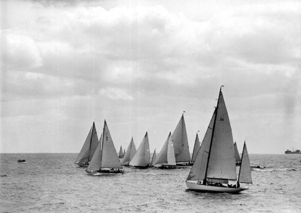 StateLibraryFL's tweet photo. For #TourismThursday, let’s get ready to race in the Miami to Nassau Cup. Started in 1934, this prestigious race begins in South Florida and ends at Nassau harbor. Previous participants included the late Ted Turner. Here are photos from our collection of past races. @FLMemory https://t.co/p17U4ktuwX