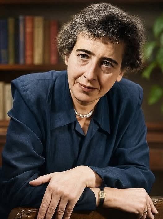 albayimm001's tweet photo. Bizi 70 yıl önce uyardı ve neredeyse hiç kimse gerçekten dinlemedi.

Hannah Arendt, insanlar düşünmeyi bıraktıklarında ne olacağını biliyordu.

Kötüleştiklerinde değil, inandıklarında değil, gerçeği yalandan ayırt etmeyi bıraktıklarında değil.

1906'da Hannover'de doğan Arendt, Yahudiydi. Nazilerden kaçtı, Fransa'da yaşadı, orada tutuklandı ve sonunda ABD'ye sığındı. Hayatta kaldı ama gördüklerini asla unutmadı: eğitimli ve kültürlü bir halkın nasıl karanlığa gömülebileceğini.

Ve böyle bir şeyin nasıl mümkün olduğunu anlamak istiyordu.

1951'de en önemli eseri "Totalitarizmin Kökenleri"ni yayınladı.

Bu eserde, bugün bile hala korkutucu derecede güncelliğini koruyan bir şey yazdı:

"Totaliter yönetimin ideal öznesi, inanmış bir Nazi veya inanmış bir Komünist değil, gerçek ile kurgu, doğru ile yanlış arasındaki ayrımın artık var olmadığı insanlardır."

Bunu iki kez okuyun.

Totaliter iktidarın amacı insanları inandırmak değil, hiçbir şeye inanmayana kadar şüpheye düşürmeye çalışmaktır.

Her şey eşit derecede doğru ve eşit derecede yanlış göründüğünde, her haber bir görüşe dönüştüğünde, kime güveneceğinizi artık bilemediğinizde, pes edersiniz.

Yorulursunuz. Alaycı. Kayıtsız olursunuz.

Ve Arendt'in korktuğu şey tam da burada başlar: Artık neyin gerçek olduğunu bilmediği için düşünmeyi bırakan bir toplum.

Daha sonraki "Gerçek ve Politika" (1967) adlı makalesinde, yalanların yalnızca yanlış hikâyeler yaymadığını, daha derin bir şeyi yok ettiğini açıklamıştır: Gerçeğin olasılığına olan güveni.

Her gerçek inkâr edildiğinde, her argüman "haklı görüş" olduğunda, gerçek gücünü kaybeder.

Ve bununla birlikte adalet, ahlak ve onur da yok olur.

Arendt bunu 1930'larda şöyle görmüştü:

Naziler sadece yalan söylemekle kalmadı; dünyayı o kadar çok yalanla boğdular ki, insanlar sonunda gerçeği aramayı bıraktılar.

Kötü niyetten değil, bitkinlikten.

Bunu suçlamak için değil, bir uyarı olarak yazdı.

Çünkü biliyordu: Bu her yerde olabilir.

Başlangıçta tanklarla değil, düşüncelerimizin yavaş yavaş aşınmasıyla.

"Zaten kimseye güvenemezsin" veya "Herkes yalan söylüyor" gibi ifadelerle.

Arendt'e göre tam o anda, "yargı gücünün yok oluşu" dediği şey başlar ve bu, herhangi bir propagandadan daha tehlikelidir.

Peki ne yapılabilir?

Arendt, panzehirin düşünmek olduğuna inanıyordu.

Fikirlerin toplanması, sloganların tekrarlanması değil, gerçek ve bağımsız düşünce.

Soru sormak. Çelişkilere katlanmak.

Merak etmekten asla vazgeçmemek.

Şunu yazdı:

"En radikal devrimci bile devrimden sonraki gün muhafazakâr olacaktır."

Bununla şunu kastediyordu: Eleştirel düşünmeyi bırakan kişi -sevdiği veya inandığı şeyler hakkında bile olsa- çoktan kaybetmiştir.

Totalitarizm sessizce başlar.

Şiddetle değil, yorgunlukla.

Sadece başka tarafa bakma isteğiyle.

Hannah Arendt, 1975'te New York'ta öldü.

Yine de sesi bugün her zamankinden daha yüksek:

Düşünme kapasitenizi koruyun.

Soru sorun. İnceleyin. Fark edin.

Gerçeği umursamayı bıraktığınız an, önemli olan her şeyi kaybedersiniz........
#alıntı