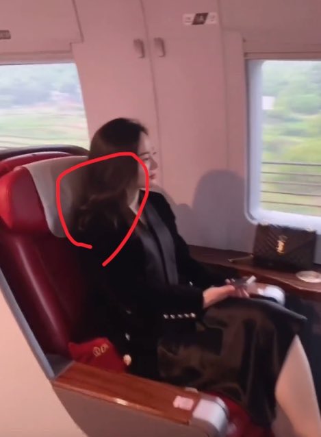 faliwubian002's tweet photo. 发乃血之余，又为血气之表。头发细润血气足，男看骨气女看血气，血气足而生贵子也。智慧看皮毛，皮肤明润，头发细润者多智多慧。图一二三头发都比较细润，图四头发粗硬，头发粗硬少智慧，性格也急躁，缺乏阴柔之美，难嫁贵夫也。#面相学 #易学改变人生 开班授徒 https://t.co/xTo1hpj2qN