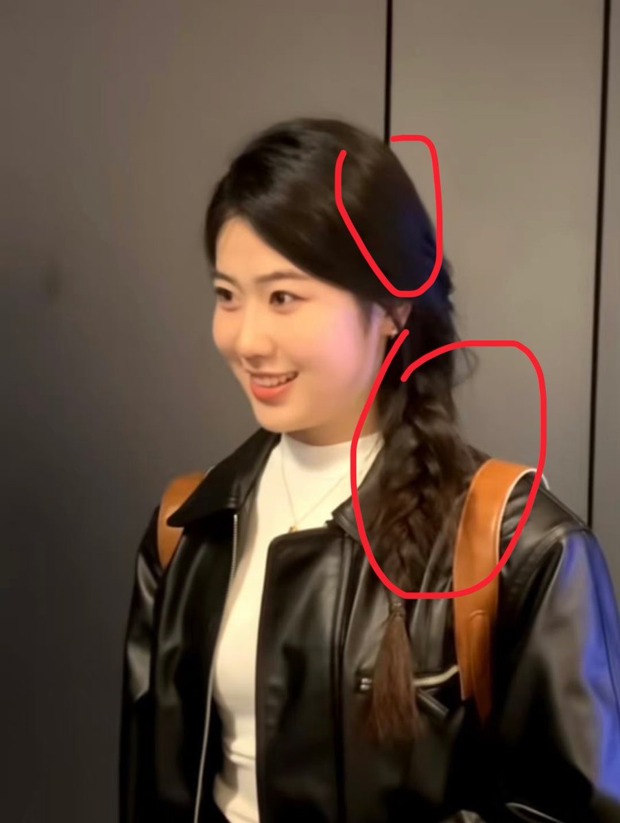 faliwubian002's tweet photo. 发乃血之余，又为血气之表。头发细润血气足，男看骨气女看血气，血气足而生贵子也。智慧看皮毛，皮肤明润，头发细润者多智多慧。图一二三头发都比较细润，图四头发粗硬，头发粗硬少智慧，性格也急躁，缺乏阴柔之美，难嫁贵夫也。#面相学 #易学改变人生 开班授徒 https://t.co/xTo1hpj2qN
