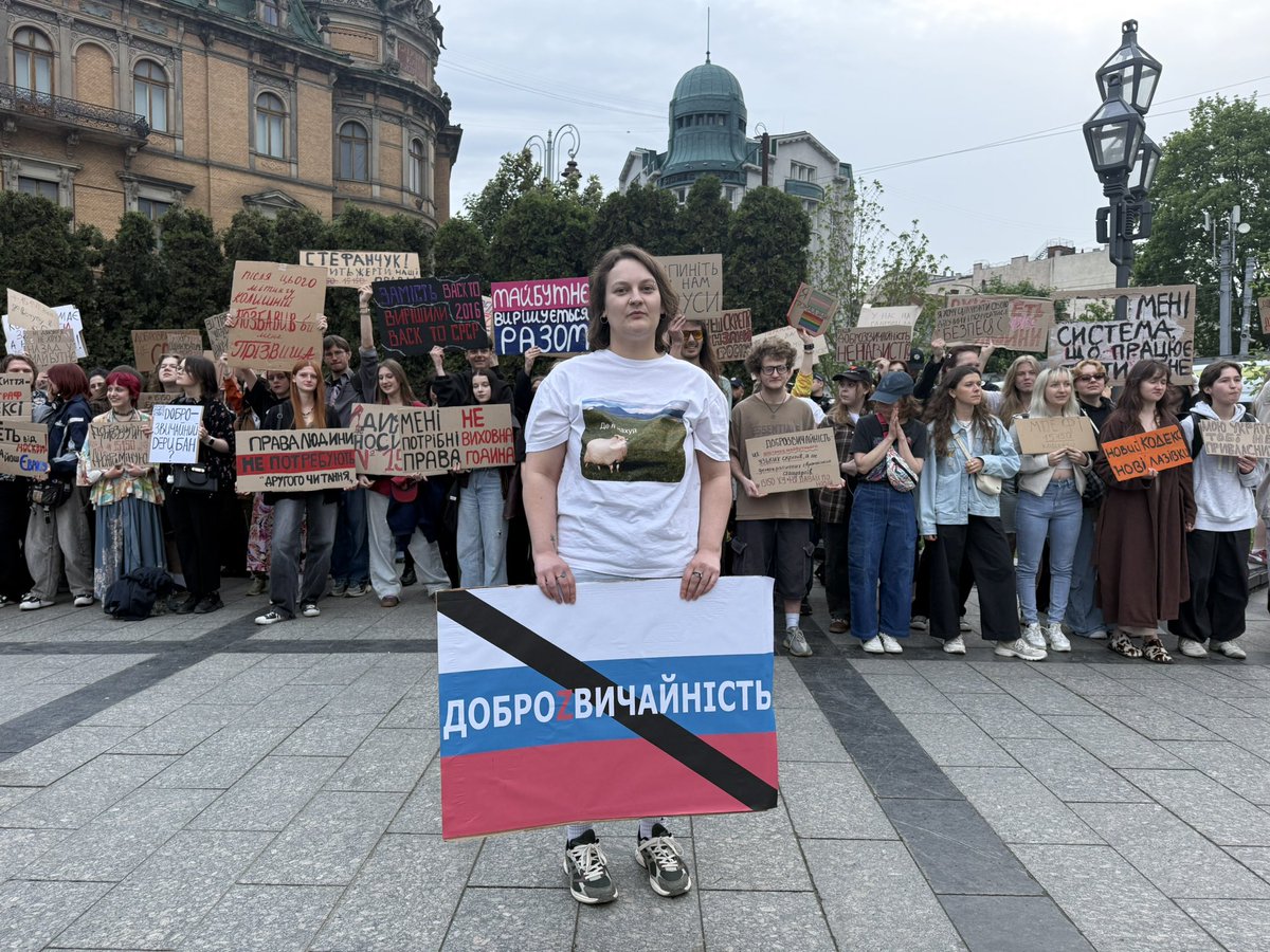3Bergen's tweet photo. In @trouw: protesteren tijdens de oorlog doe je niet zomaar. Toch gebeurt dat nu in #Oekraïne, tegen het nieuwe burgerlijk wetboek dat in strijd zou zijn met Europese wetgeving. “De regering gedraagt zich onverantwoord.” https://t.co/ctVkOjABwM
