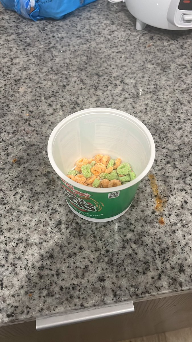WilsonBeat1825's tweet photo. First day of living at college over the summer. I am eating milkless Apple Jacks. Fuck https://t.co/QSy3bPTqBZ