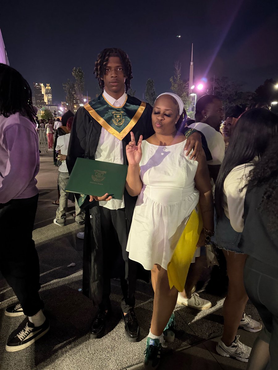 luhjayy__1's tweet photo. Thank you God for letting me graduate 🙏🏾 New chapter otw! Appreciate everybody who helped me get where I’m at today, all the support, lessons, and love never went unnoticed. Class of ’26 we made it!! 🎓❤️ #ClassOf26 #Graduated @RecruitLangston @CoachStro84 @CoachColeMeyer https://t.co/oCXCaAN4P0