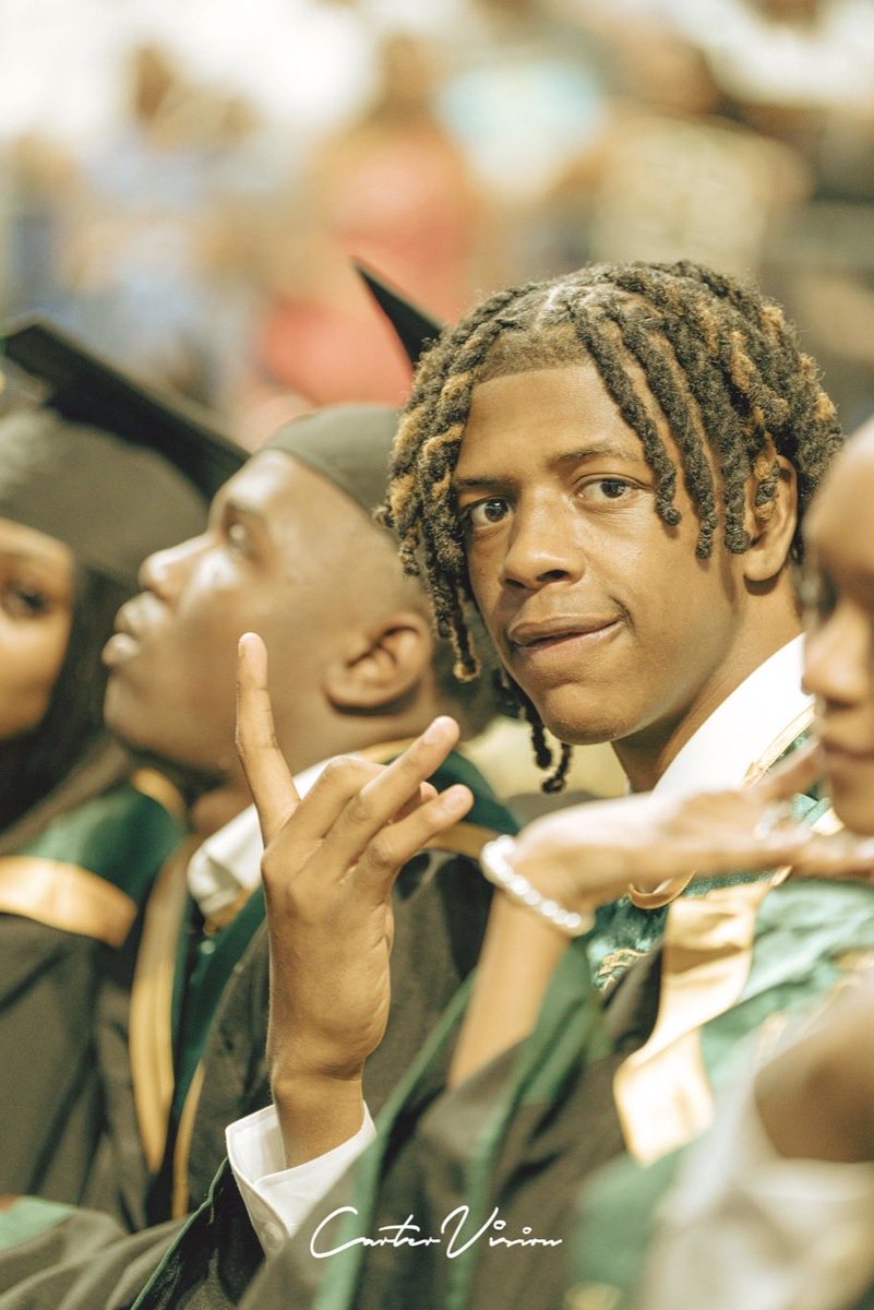 luhjayy__1's tweet photo. Thank you God for letting me graduate 🙏🏾 New chapter otw! Appreciate everybody who helped me get where I’m at today, all the support, lessons, and love never went unnoticed. Class of ’26 we made it!! 🎓❤️ #ClassOf26 #Graduated @RecruitLangston @CoachStro84 @CoachColeMeyer https://t.co/oCXCaAN4P0