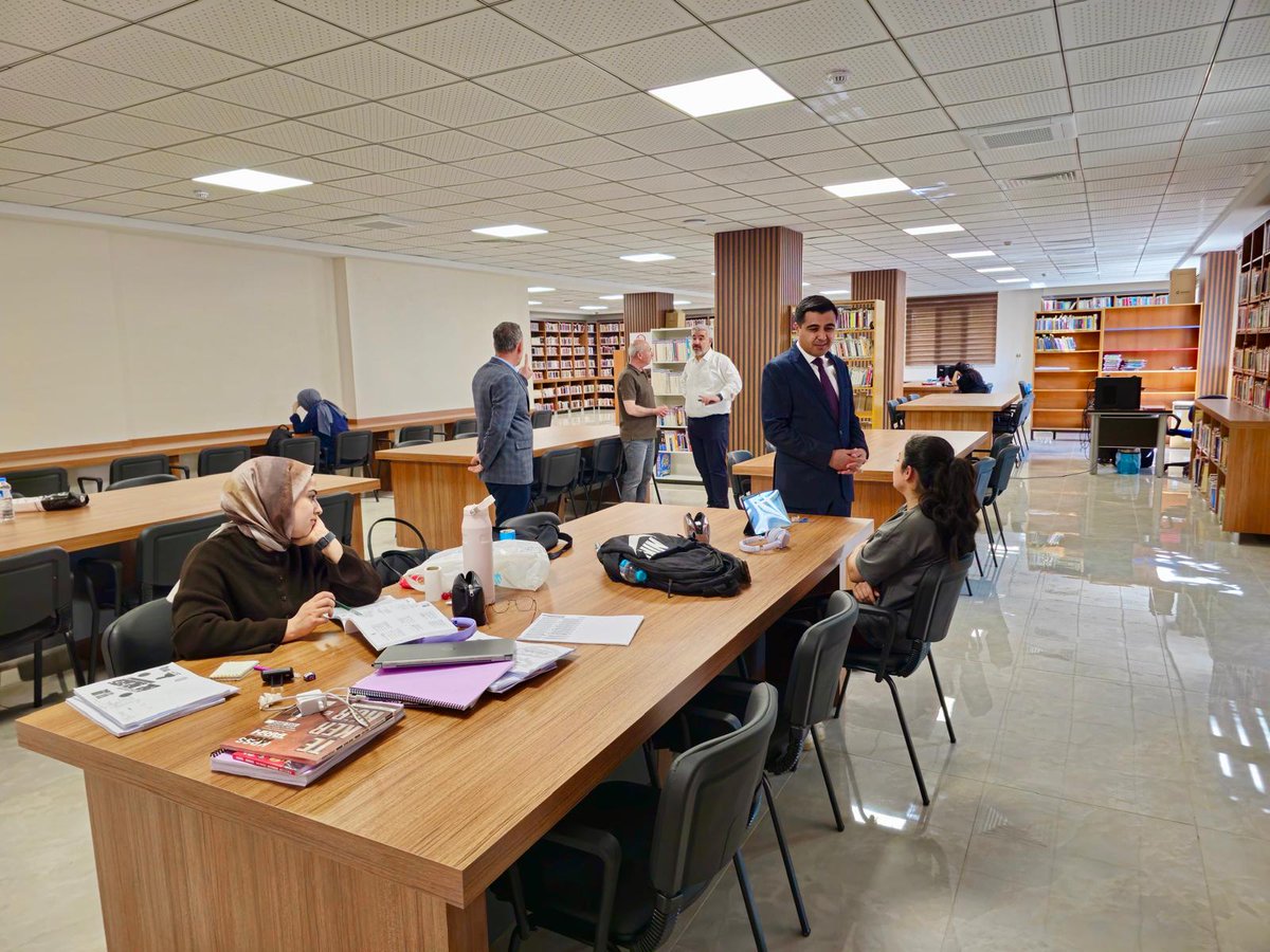 Tut_Kaymakamlik's tweet photo. Kaymakamımız Sayın Celal Güngör, İlçe Halk Kütüphanesini ziyaret ederek yürütülen faaliyetler hakkında bilgi aldı, kütüphanede ders çalışan öğrencilerimizle sohbet etti. https://t.co/yup0NGG4u4