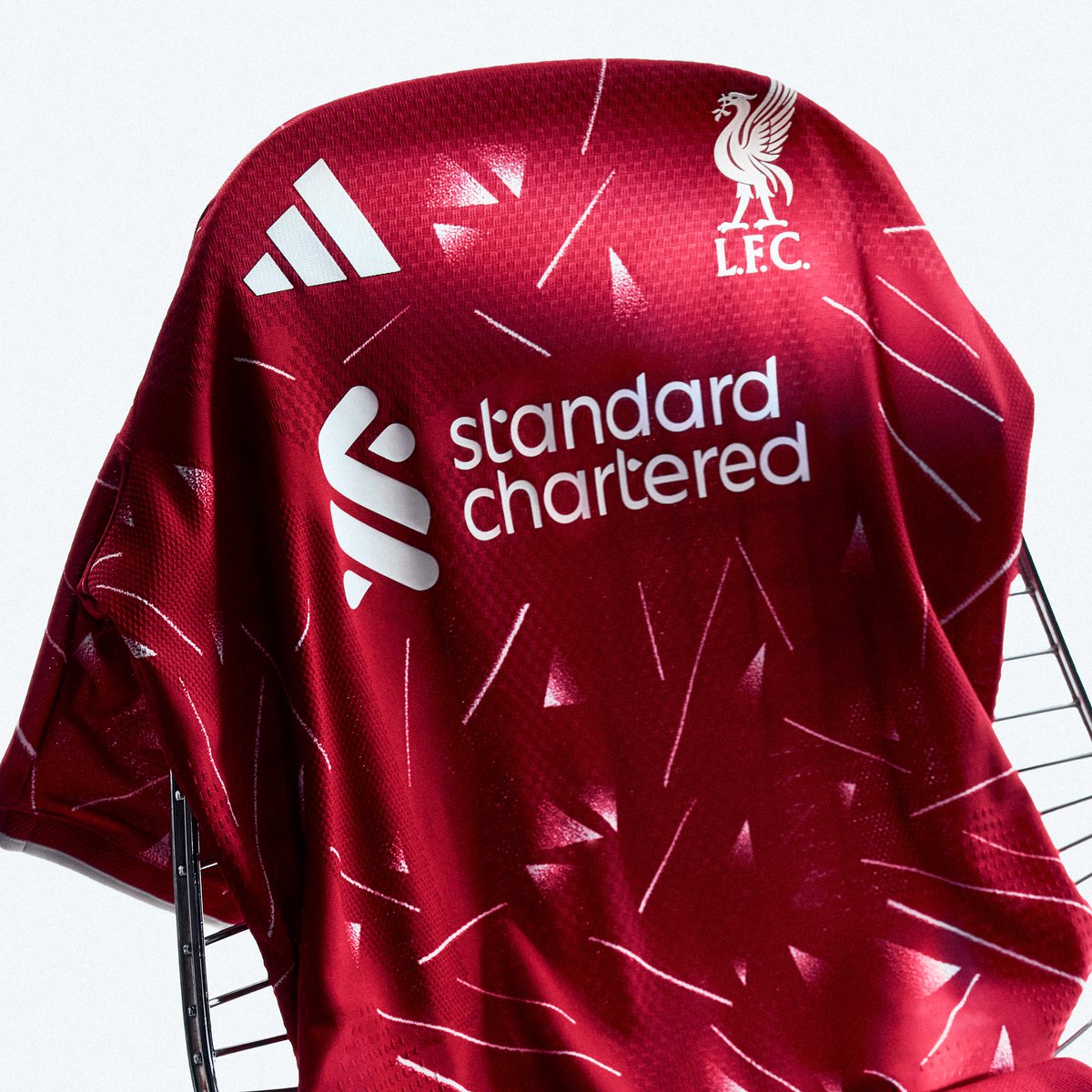 lnstantFoot's tweet photo. 🚨 OFFICIEL ! LIVERPOOL DÉVOILE SON NOUVEAU MAILLOT DOMICILE POUR LA SAISON PROCHAINE ! ❤️👕🆕

Un maillot inspiré de la saison 1989-1991 ! 🤩✨

Une note sur 10 ? 🤔 https://t.co/xHljzDW7io